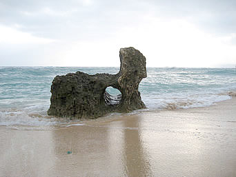 古宇利島の円筒状空洞地形群/ポットホール/ピボットホール：右側のビーチには見事な貫通した穴が!?