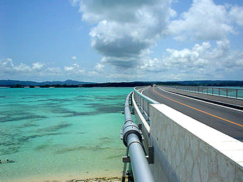 古宇利島の古宇利大橋を望む：橋のカーブと海の色のコントラストがキレイ