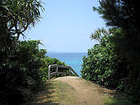 久高島のヤグルガー - 道の先には海が見えます