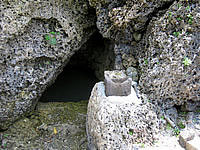 久高島のヤグルガー - 陸側の岩場に井戸があります