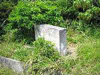 久高島のクボー御嶽近くの記念塔 - 石碑に書いてる文章が読みにくい