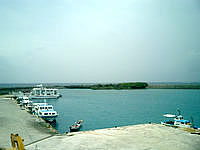 久高島の徳仁港 - 漁港は別にあるので、シンプルな港です