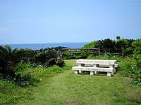 久高島のロマンスロード - 途中にはこんな感じのベンチスペースも