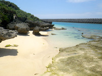 久高島のイラブーがま/港近くの浜 - 小さいながらもビーチあり