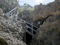 久高島のイラブーがま/港近くの浜 - 途中までの階段もあったが閉鎖中