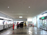 久米島の久米島空港 - チケットロビーは地方空港らしい狭さ