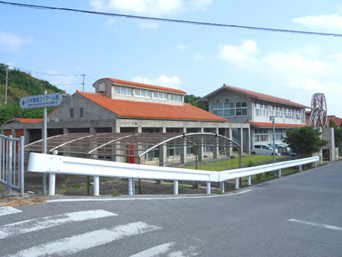 久米島の久米島紬ユイマール館：海洋深層水研究所エリアへの入口にある施設