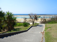 久米島のシンリ浜 - キャンプ場側からビーチへ降りることができる