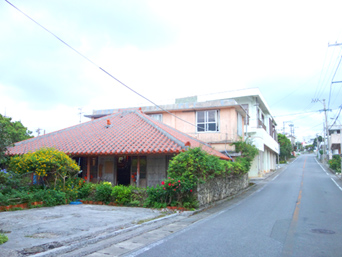 久米島のそば処 やん小〜：兼城集落の民宿隣にある赤瓦のそば処
