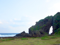 久米島のガラサー山/男岩 - ミーフガーは女岩と言われます