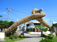 久米島の久米島町ふれあい公園 - かなりリアルな大綱オブジェです