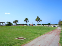 久米島の久米島町ふれあい公園 - シンリ浜側には遊具などもあります