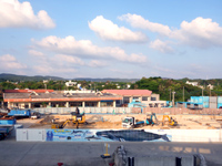 久米島の兼城港フェリーターミナル - 旧ターミナルと船着き場の間に新ターミナル建設