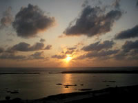 久米島のシンリ浜の夕日 - ビーチより高くなっている場所から見るのがおすすめ