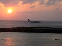 久米島のシンリ浜の夕日 - 空港に隣接しているのでこういう光景も