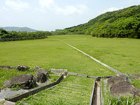 久米島の登武那覇城跡 - 一面の緑が広がっていますが・・・