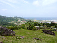 久米島の登武那覇園地上 - 高い場所なので様々な景色が見える