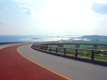 久米島のつむぎ橋/てぃーだ橋/てぃーだつむぎ橋：ニライカナイ橋を彷彿させる陸上の橋