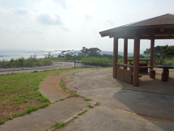 久米島のてぃーだつむぎ橋展望台/休憩所：てぃーだ橋の上にある休憩所