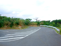 久米島のヤジャーガマ入口/行き方 - 入口前には駐車場も整備されました