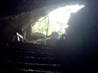 久米島のヤジャーガマ入口/行き方 - 鍾乳洞中から入口を見る