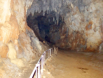久米島のヤジャーガマ洞窟/鍾乳洞：決められた通路以外は絶対に入らないようにしましょう