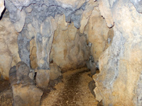 久米島のヤジャーガマ洞窟/鍾乳洞 - 序盤は天井が低いので頭に注意
