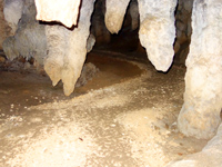 久米島のヤジャーガマ洞窟/鍾乳洞 - しゃがまないと通れない場所もあります
