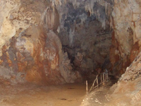 久米島のヤジャーガマ洞窟/鍾乳洞 - 中盤は空洞が大きくなります