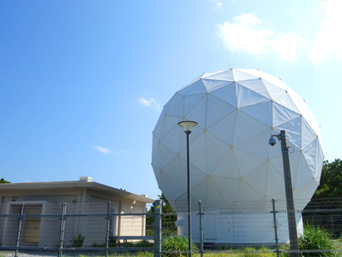 久米島のホワイトボール/準天頂衛星システム久米島追跡管制局：北がグリーン・南がホワイトと同時期に完成