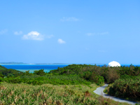 久米島のホワイトボール/準天頂衛星システム久米島追跡管制局 - トクジムからもこんな感じで見える