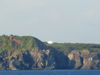 久米島のホワイトボール/準天頂衛星システム久米島追跡管制局 - フェリーからも実は見えています