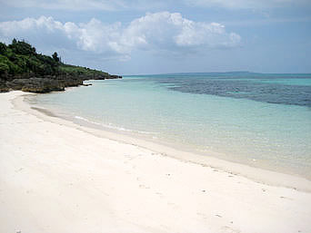 来間島の来間港のビーチ：来間港の防波堤を越えると小さなビーチが！