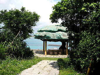 来間島のガジュマル展望台：ガジュマルの木の展望台が目印