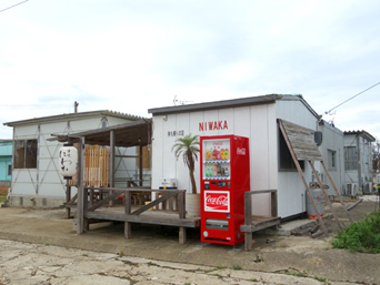 南大東島の串焼 にわか/NIWAKA：集落と空港を結ぶ幹線道路沿いにあるお店