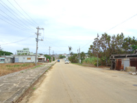 南大東島の南大東集落 - 島唯一の信号は学校の前