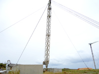 南大東島の亀池港/可倒式風力発電 - 亀地港の高台にある可倒式風力発電