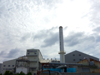 南大東島の大東糖業/大東製糖工場/石造りの倉庫 - この煙突が島の象徴かも？