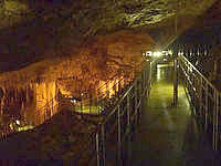 南大東島の星野洞/管理施設 - 鍾乳洞内は通路が整備されています