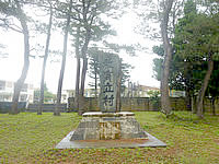 南大東島の玉置半右衛門記念碑 - 石碑が３つあります