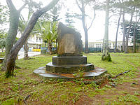 南大東島の玉置半右衛門記念碑 - 石碑が３つあります