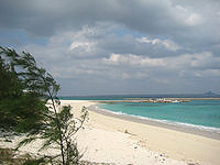 水納島の水納港南のビーチ - 港とはこのぐらいの距離