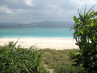 水納島の灯台先のビーチ：本部半島を正面に望むビーチ