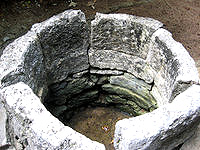 水納島の奥の丸い古井戸 - 井戸は覗くと浅かった