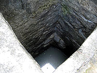 水納島の途中の四角い古井戸 - 丸い井戸よりは深いです