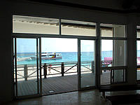 水納島の水納港ターミナル/水納港旅客待合所 - デッキがあって景色がキレイです