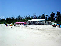 水納島の水納港ターミナル/水納港旅客待合所 - 砂浜に面して施設が建っています