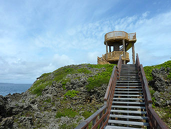 宮古島の健康ふれあいランド公園展望台：展望台へ登っていく階段