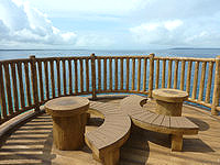 宮古島の健康ふれあいランド公園展望台 - 展望台の上にはテーブルセット