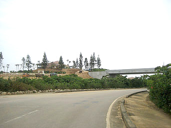 宮古島のシギラの開発：陸橋まで架けられてしまっています